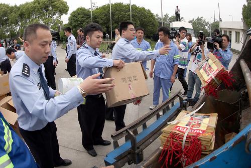 5月15日,公安民警將假冒偽劣商品裝進(jìn)垃圾車(chē)準(zhǔn)備銷(xiāo)毀。當(dāng)日,上海市公安機(jī)關(guān)舉行假冒偽劣商品集中銷(xiāo)毀活動(dòng)。自今年初公安部部署開(kāi)展全國(guó)公安機(jī)關(guān)“打假”行動(dòng)以來(lái),上海市公安機(jī)關(guān)共破獲假冒偽劣案件近600起,移送起訴犯罪嫌疑人350余人,摧毀各類(lèi)別制假、售假犯罪團(tuán)伙50余個(gè),搗毀制假、屯假、售假窩點(diǎn)60余處。新華社記者 凡軍 攝
