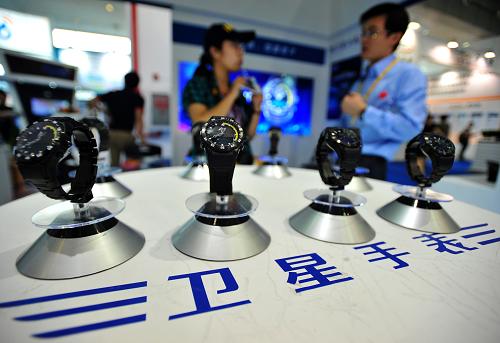 這是在年會上展出的應(yīng)用北斗系統(tǒng)的衛(wèi)星手表(5月15日攝)。新華社記者 肖藝九 攝