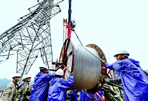 5月15日,國家電網(wǎng)福建省送變電工程公司建設(shè)者在寧德核電站架線工地緊張施工。福建省重點(diǎn)工程——寧德核電站至福州笠里變電站500千伏雙回路輸電線路工程,目前已進(jìn)入最后攻堅階段。這一線路工程全長194.67公里,需建鐵塔410基,總投資約4.4億元。負(fù)責(zé)承建的國家電網(wǎng)福建省送變電工程公司600多名建設(shè)者翻山越嶺奮戰(zhàn)在架線工地,力爭在6月底前完成施工任務(wù)。新華社記者張國俊攝