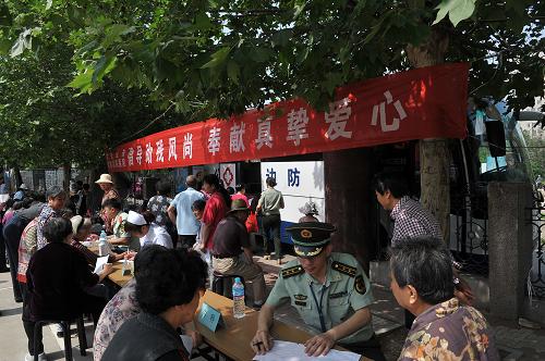 5月16日,山東邊防總隊(duì)醫(yī)院組織醫(yī)務(wù)人員來到濟(jì)南市鐵路玉函小區(qū)開展義診,為100余名老年和殘疾居民免費(fèi)進(jìn)行了B超、心電圖、骨密度檢查和健康指導(dǎo),向駐地群眾奉獻(xiàn)愛心。 新華社記者 朱崢 攝