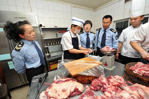 5月16日,在寧夏回族自治區(qū)銀川市一家清真餐館內(nèi),銀川市食品藥品監(jiān)督管理局的工作人員正在檢查羊肉卷的制作過程。新華社記者彭昭之?dāng)z
