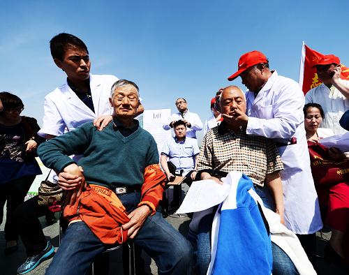 5月16日,盲人按摩師為市民進(jìn)行義務(wù)按摩。當(dāng)日,哈爾濱市殘聯(lián)在防洪紀(jì)念塔廣場(chǎng)開(kāi)展殘疾人招聘大集、殘疾人按摩義診、殘疾人法律維權(quán)等多種形式的扶殘助殘活動(dòng),其中招聘大集共吸引愛(ài)心企業(yè)116家,提供崗位837個(gè),當(dāng)天共簽署意向協(xié)議621個(gè)。 新華社記者 王凱攝