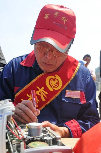 5月16日,一位“金手杖”殘疾志愿服務(wù)者在為市民修理電器。當(dāng)日,長春市啟動“金手杖”殘疾人志愿服務(wù)月活動,65名具有一技之長的殘疾志愿服務(wù)者為百姓提供義務(wù)服務(wù)。長春市“金手杖”殘疾人志愿服務(wù)隊成立一年來,累計義務(wù)為百姓提供家電維修、理發(fā)、修鞋、盲人按摩等服務(wù)超過兩千次。 新華社記者張楠攝