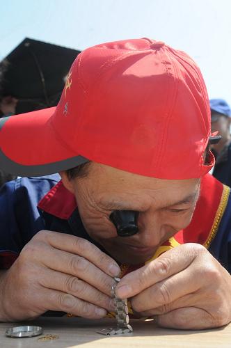 5月16日,“金手杖”殘疾志愿服務(wù)者金沖在為市民修理手表。新華社記者張楠攝