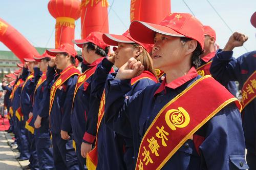 5月16日,“金手杖”殘疾志愿服務(wù)者們在啟動儀式現(xiàn)場宣誓。新華社記者張楠攝