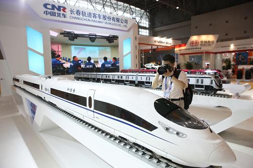 5月16日,一名參觀者拍攝由北車集團(tuán)研制的CRH380C新一代高速動(dòng)車組。當(dāng)日,第十六屆中國(guó)國(guó)際投資暨全球采購(gòu)會(huì)在重慶開(kāi)幕,中國(guó)北車集團(tuán)攜多款車型及地鐵核心系統(tǒng)亮相展會(huì),包括CRH380C新一代高速動(dòng)車組和出口巴西將直接服務(wù)2014年巴西世界杯及2016年里約奧運(yùn)會(huì)的地鐵列車。新華社發(fā)(劉長(zhǎng)龍 攝)