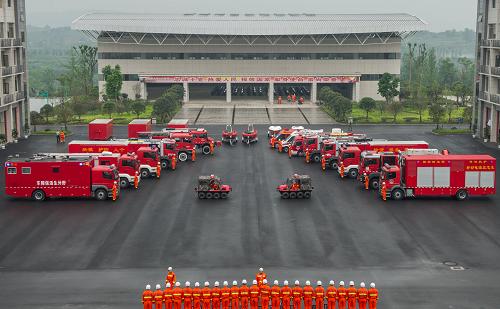 這是新近配備的大型救援車(chē)輛(5月16日攝)。 5月16日,國(guó)家(重慶)陸地搜尋與救護(hù)基地正式啟動(dòng)輪值輪訓(xùn)機(jī)制,重慶、云南、四川等五省市的應(yīng)急救援隊(duì)伍將輪流進(jìn)行培訓(xùn)、實(shí)戰(zhàn)演練和跨區(qū)域應(yīng)急救援任務(wù),如遇重大突發(fā)事件可直接開(kāi)赴一線展開(kāi)救援。據(jù)悉,位于重慶江北區(qū)復(fù)盛鎮(zhèn)的陸地搜尋與救護(hù)基地設(shè)置了化工、飛機(jī)、輕軌、隧道等模擬訓(xùn)練場(chǎng)景,并配備了一大批全球先進(jìn)的消防裝備。新華社記者 陳誠(chéng) 攝