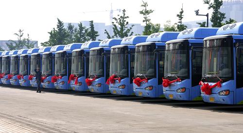 5月16日,山東省鄒平縣新投入的氣電混合型公交車整裝待發(fā)。新華社發(fā)(董乃德 攝)