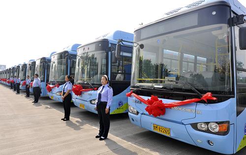 5月16日,山東省鄒平縣新投入的氣電混合型公交車整裝待發(fā)。新華社發(fā)(董乃德 攝)