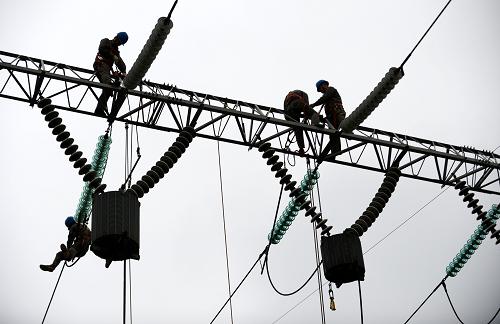 5月16日,電力工人在九江市廬山區(qū)220千伏妙智變電站妙賽1線更換瓷瓶,確保暴雨中的電網(wǎng)正常運轉(zhuǎn)。5月14日晚開始,新一輪強降雨再次襲擊江西。面對惡劣天氣對電網(wǎng)的影響,江西九江供電公司積極組織全市各單位線路維護人員對轄區(qū)內(nèi)重點防洪地段開展雨后特巡,并加派人員密切監(jiān)控電網(wǎng)和設(shè)備運行狀態(tài),加強電網(wǎng)安全分析與預(yù)控,及時調(diào)整電網(wǎng)運行方式,筑牢輸電線路“安全堤”。新華社記者 周科 攝