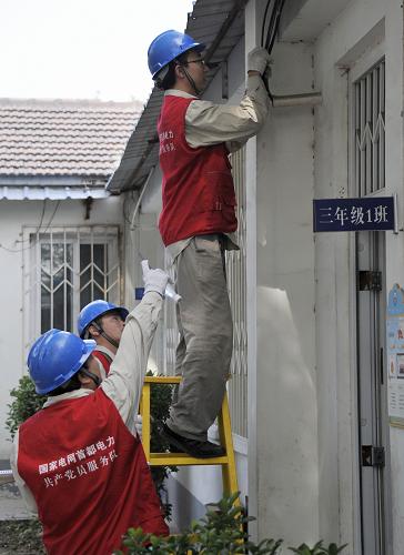 5月16日,朝陽供電公司的技術(shù)人員在檢查姚家園一所小學(xué)內(nèi)的教室電線安全。當(dāng)日,北京市朝陽供電公司開展校園用電安全隱患排查活動(dòng)。供電技術(shù)人員分別深入到轄區(qū)內(nèi)的中小學(xué)排查變壓器、校園內(nèi)電線、教室內(nèi)電線以及校園大型用電設(shè)備的安全隱患,保障夏季用電高峰期期間學(xué)校的供電順暢和教學(xué)用電安全,為學(xué)生們提供一個(gè)用電安全的學(xué)習(xí)環(huán)境。新華社記者李欣攝