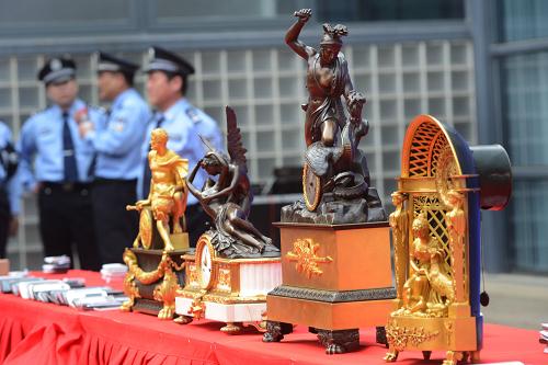 5月16日,在天津市公安局舉行的集中發(fā)還被盜物品大會現(xiàn)場,工作人員將追回的被盜手機(jī)和座鐘集中擺放,準(zhǔn)備發(fā)放。新華社發(fā)(王曉明 攝)