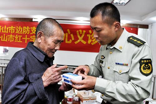 5月17日,在舟山市岱山縣衢山鎮(zhèn)萬良社區(qū)田涂村,邊防民警根據(jù)醫(yī)囑為患者講解用藥方法。 當日,浙江省邊防總隊舟山市邊防支隊抽調(diào)精干醫(yī)務(wù)人員,聯(lián)合舟山市紅十字會醫(yī)生組成愛心醫(yī)療服務(wù)隊走進海島,開展贈醫(yī)送藥、健康知識宣傳等義診活動,為海島百姓送來了良好的醫(yī)療服務(wù),深受百姓歡迎。新華社記者 徐昱 攝