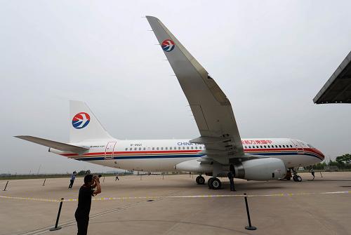 首架鯊鰭小翼的空客A320飛機停在空中客車天津飛機交付中心(5月17日攝)。5月17日,中國首架裝配鯊鰭小翼的空客A320飛機在空中客車天津飛機交付中心交付東方航空公司。該架飛機是空客天津A320系列飛機總裝線裝配的第一架鯊鰭小翼A320飛機,也是該總裝線下線的第126架空客A320系列飛機。據(jù)了解,空客的鯊鰭小翼由復合材料制成,高2.4米。鯊鰭小翼裝置可改進飛機的氣動性能,并減少4%的燃油消耗。新華社記者 劉海峰 攝