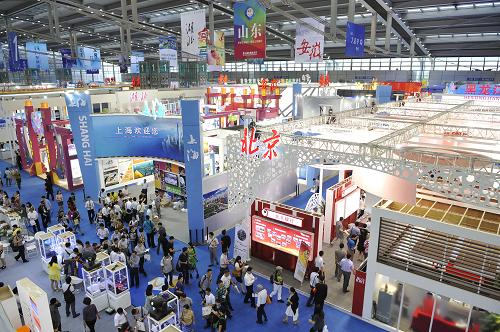 5月17日,文博會(huì)開幕首日,展館內(nèi)人頭攢動(dòng)。當(dāng)日,為期4天的第九屆中國(guó)(深圳)國(guó)際文化產(chǎn)業(yè)博覽交易會(huì)在深圳會(huì)展中心開幕。本屆文博會(huì)共有2118個(gè)政府組團(tuán)、企業(yè)和機(jī)構(gòu)參展,比上一屆增加190個(gè)。文博會(huì)展館內(nèi),各地特色文化展演爭(zhēng)奇斗艷、異彩紛呈。 新華社記者 梁旭攝