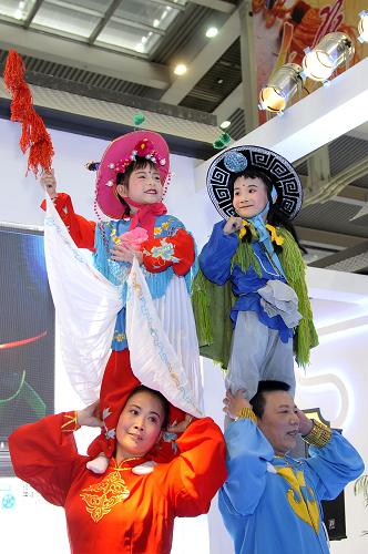 5月17日,文博會(huì)福建館舉行肩膀戲表演。新華社記者 梁旭攝