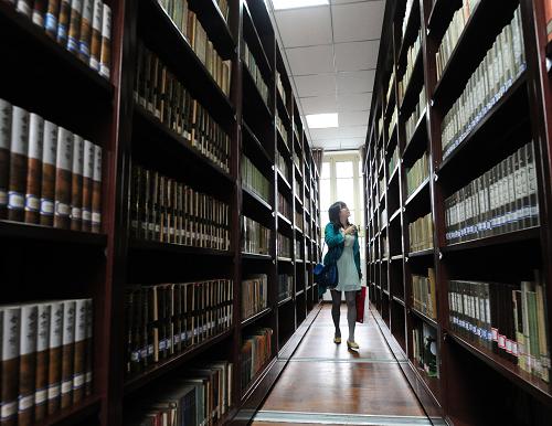 5月17日,在陜西文物圖書中心,一名讀者在書架間查閱圖書。當(dāng)日,陜西文物圖書中心在西安碑林博物館建成開放,這也是全國首座以文物圖書為主題的圖書中心。據(jù)了解,該文物圖書中心由古籍書庫、普通書庫、過刊過報書庫、采編室、古籍修復(fù)室等組成,總面積700余平方米,30多個閱覽座位,總藏書量約15萬冊。其中古籍圖書存藏居陜西省文博行業(yè)前列。陜西文物圖書中心的建成,將為文物學(xué)術(shù)研究、文化交流提供豐富的文獻(xiàn)信息,使文物圖書資源得到有效利用。新華社記者丁海濤攝