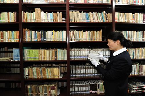 5月17日,在陜西文物圖書中心,一名圖書管理員在整理圖書。新華社記者丁海濤攝