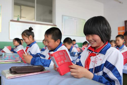 5月17日,河北省平泉縣城東小學(xué)四年級二班的學(xué)生在翻閱《新編學(xué)生字典》。當(dāng)日,河北省平泉縣城東小學(xué)集中為全校1108名小學(xué)生免費(fèi)發(fā)放人民教育出版社出版的《新編學(xué)生字典》。據(jù)平泉縣新華書店負(fù)責(zé)人介紹,平泉縣1至9年級中小學(xué)共4.7萬余名學(xué)生,目前已經(jīng)全部領(lǐng)到免費(fèi)字典。新華社發(fā)(李海艷 攝)