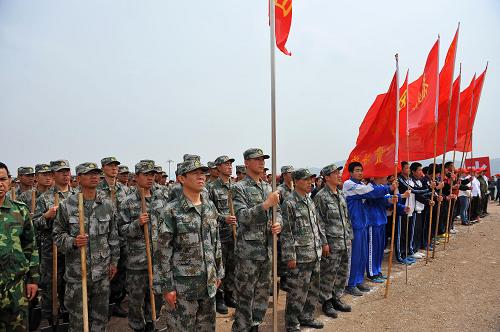 這是參加啟動儀式的解放軍和青年學(xué)生代表(5月17日攝)。5月17日,“保護(hù)母親河行動 解放軍青年林植樹活動”在河北省赤城縣舉行,拉開了新一輪解放軍青年林建設(shè)的帷幕。河北赤城項(xiàng)目規(guī)劃造林8000畝,植樹59萬余株。作為團(tuán)中央聯(lián)合全國綠化委員會、水利部、環(huán)保部等七部委共同發(fā)起實(shí)施的一項(xiàng)群眾性生態(tài)環(huán)保公益活動,“保護(hù)母親河行動”自1999年以來,共募集資金4.78億元,建設(shè)近5700個綠化工程,總面積450萬畝。新華社記者 陳曄華 攝