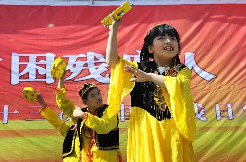 5月19日,在寧夏回族自治區(qū)銀川市街頭,孩子們?yōu)槭忻癖硌菸璧?。?dāng)日是全國助殘日,在寧夏回族自治區(qū)銀川市街頭,各大醫(yī)院的醫(yī)務(wù)工作者進(jìn)行免費(fèi)義診,銀川市殘疾人藝術(shù)團(tuán)通過文藝演出的形式向市民展現(xiàn)殘疾人的精神風(fēng)貌。新華社記者 彭昭之 攝