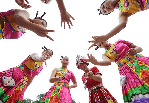 5月19日,身著民族服裝的演員在“中國(guó)旅游日”主會(huì)場(chǎng)活動(dòng)開(kāi)幕式上表演。新華社記者 李健 攝