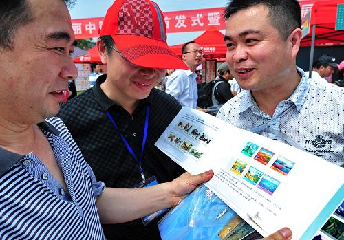 5月19日,集郵愛(ài)好者在福建省霞浦縣舉行的《美麗中國(guó)》普通郵票發(fā)行儀式上選購(gòu)郵票。新華社記者 張國(guó)俊 攝