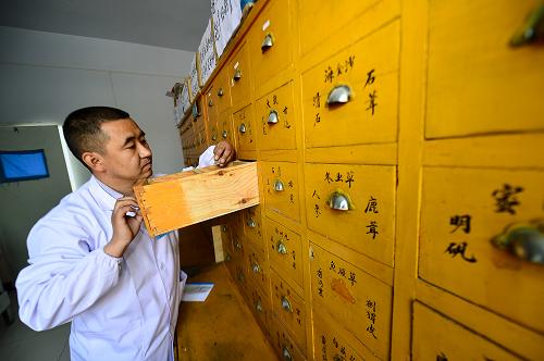 5月17日,青海省樂(lè)都縣高店鎮(zhèn)衛(wèi)生室李元?jiǎng)傇洪L(zhǎng)在抓藥。新華社發(fā)(吳剛 攝)