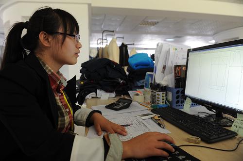 5月19日,在河北省故城縣一家大型紡織服裝企業(yè),新參加工作的大學(xué)生在進(jìn)行服裝設(shè)計(jì)工作。近年來,河北省故城縣通過發(fā)展壯大縣域經(jīng)濟(jì)、出臺(tái)大學(xué)生創(chuàng)業(yè)優(yōu)惠政策、吸引大學(xué)生村官到農(nóng)村任職等一系列舉措,拓寬大學(xué)生就業(yè)門路。目前,每年畢業(yè)的故城縣籍大學(xué)生中,60%都能回原籍就業(yè)。新華社記者 王民 攝