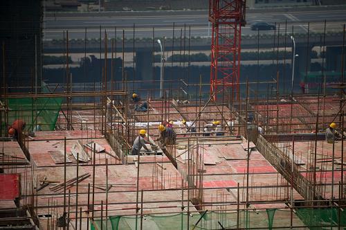 在合肥市瑤海區(qū)“大興新居”保障房建設(shè)工地,建筑工人正在緊張施工。新華社記者 杜宇 攝