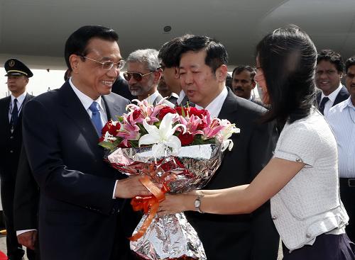 5月19日,應(yīng)印度共和國總理辛格邀請,中國國務(wù)院總理李克強乘專機抵達(dá)新德里帕拉姆空軍機場,開始對印度進(jìn)行正式訪問。新華社記者 鞠鵬 攝