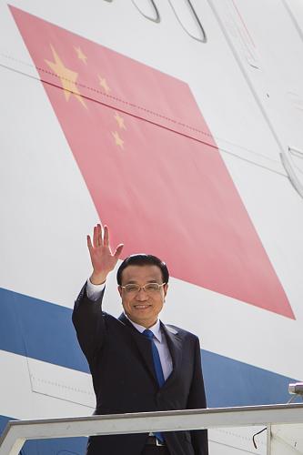 5月19日,應(yīng)印度共和國總理辛格邀請,中國國務(wù)院總理李克強乘專機抵達(dá)新德里帕拉姆空軍機場,開始對印度進(jìn)行正式訪問。新華社記者 鄭煥松 攝
