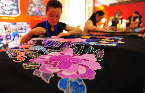 5月23日,湖北陽新的布貼藝人在湖北展廳進行布貼創(chuàng)作。新華社記者 肖藝九 攝