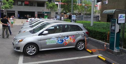 5月23日,幾輛純電動(dòng)汽車在清華科技園純電動(dòng)汽車租賃站內(nèi)充電。日前,北京首個(gè)純電動(dòng)汽車租賃站在清華科技園啟動(dòng),15輛純電動(dòng)汽車進(jìn)入租賃市場,市民可采用短租、長租或計(jì)時(shí)租賃的方式進(jìn)行租賃。由北京市科委牽頭的“電動(dòng)北京伙伴計(jì)劃”今年將推動(dòng)2000輛電動(dòng)汽車上市租售,并將在市內(nèi)建設(shè)3000個(gè)5至6小時(shí)充滿電能的慢充電電樁和100個(gè)半小時(shí)快速充電電樁,這些電動(dòng)汽車充滿一次電可以行駛120公里左右。新華社記者 李欣 攝