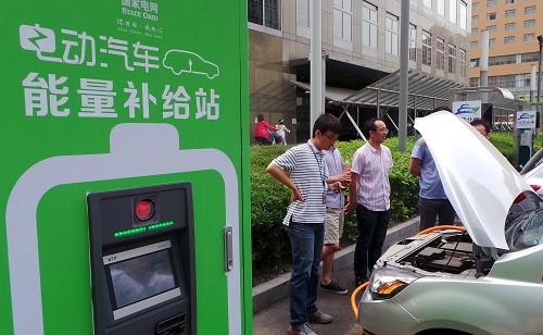 5月23日,一輛電動(dòng)汽車在清華科技園的純電動(dòng)汽車租賃站內(nèi)充電。新華社記者 李欣 攝