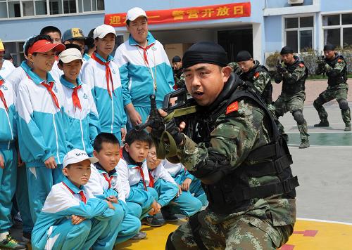 5月23日,機(jī)動(dòng)中隊(duì)特警隊(duì)員在為同學(xué)們進(jìn)行槍械隊(duì)列表演。新華社記者 李紫恒 攝