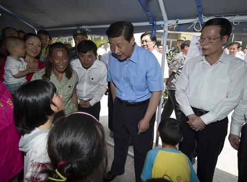 5月21日至23日,中共中央總書記、國家主席、中央軍委主席習近平到四川蘆山地震災區(qū)考察,看望慰問受災群眾。新華社記者 黃敬文 攝