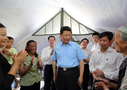 這是5月21日,習近平在蘆山縣體育館安置點一帳篷內詢問受災群眾生活情況。新華社記者 蘭紅光 攝