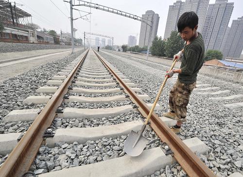 5月23日,一名工作人員在津秦客運專線沿線進行收尾工作。近日,津秦客運專線正線工程已全部完成,沿線車站在進行后續(xù)收尾工作,全線將于5月25日開始進行聯(lián)調(diào)聯(lián)試,并將于今年下半年開始試運營。津秦客運專線起自天津站,終至秦皇島,線路全長261.3公里,共設(shè)7個車站,設(shè)計時速300公里,年客運輸送能力8000萬人。下半年試運營后,津秦客運專線從天津站出發(fā)到濱海站只需15分鐘,到達唐山30分鐘,到達秦皇島50分鐘。新華社記者 岳月偉 攝