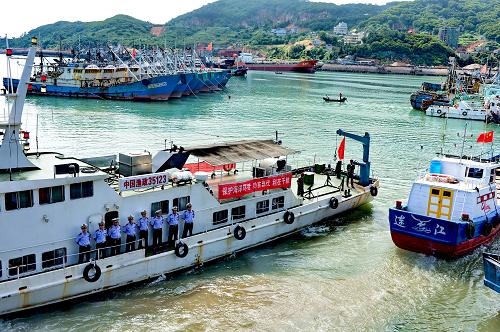 5月23日,福建省連江縣海監(jiān)工作人員在黃岐海域進(jìn)行海洋環(huán)境巡查。新華社記者 張國(guó)俊 攝
