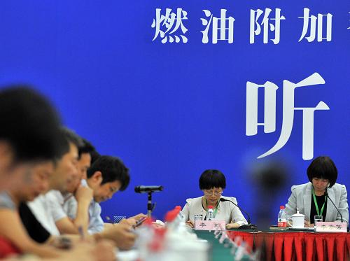 5月23日,北京市發(fā)展和改革委收費(fèi)管理處處長李虹(右二)在聽證會上陳述《北京市出租汽車租價調(diào)整和完善燃油附加費(fèi)動態(tài)調(diào)整機(jī)制方案》。當(dāng)日,北京舉行出租汽車租價調(diào)整和完善燃油附加費(fèi)動態(tài)調(diào)整機(jī)制聽證會。聽證會上,25位聽證參加人中有23位同意調(diào)整出租車租價和燃油附加費(fèi)動態(tài)機(jī)制,有1位部分同意,有1位不同意調(diào)整。在同意調(diào)整的23位中,有13位同意方案一,有8位同意方案二,有2位提出了新的方案與建議。5月7日,北京市發(fā)展和改革委員會公布北京出租汽車租價調(diào)整和完善燃油附加費(fèi)動態(tài)調(diào)整機(jī)制的聽證方案。兩套聽證方案,對于基價標(biāo)準(zhǔn)都擬由10元/3公里調(diào)整為13元/3公里,燃油附加費(fèi)由3公里以上運(yùn)次加收3元擬調(diào)整為全部運(yùn)次加收1元。方案一的計程標(biāo)準(zhǔn)由2元/公里調(diào)整為2.3元/公里,方案二的計程標(biāo)準(zhǔn)由2元/公里調(diào)整為2.6元/公里。新華社記者 李文 攝