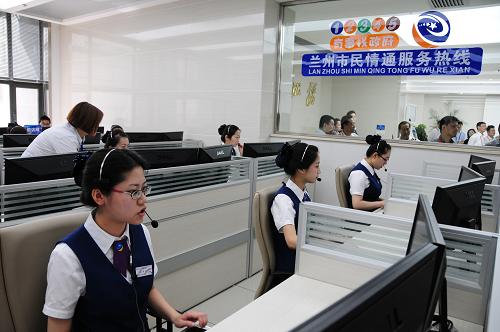 5月27日,在蘭州市三維數(shù)字社會服務(wù)管理中心,工作人員在接聽12345民情通服務(wù)熱線的來電。新華社記者 范培珅 攝