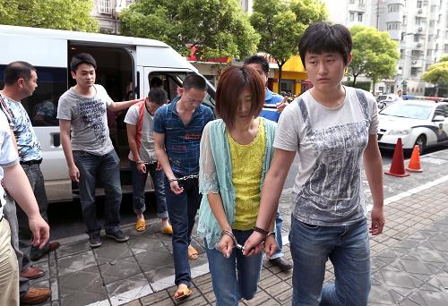 5月27日,三名犯罪嫌疑人被押解回上海。春節(jié)前后,電信詐騙頻頻“登陸”申城,依靠“亂槍打鳥”式的短信群發(fā)“廣種薄收”,上當(dāng)者不下數(shù)百人。上海市公安局刑偵總隊與網(wǎng)安部門、楊浦警方聯(lián)手,通過對取款賬戶的梳理分析,將犯罪嫌疑人的作案地鎖定在湖南長沙。今年4月,警方派出偵破小組趕赴長沙,經(jīng)過1個多月艱苦周旋,24日在長沙一小區(qū)成功抓獲3名犯罪嫌疑人,當(dāng)場繳獲作案電腦6臺,群發(fā)器8個,銀行卡、手機(jī)卡共400余張。截至目前,專案組已初步串并全國范圍案件100余起,查證案件60多起,涉案金額70多萬元,此案仍在進(jìn)一步調(diào)查之中。據(jù)統(tǒng)計,今年以來,上海共防阻電信詐騙案件1729起,避免經(jīng)濟(jì)損失8817萬余元。新華社記者 凡軍 攝