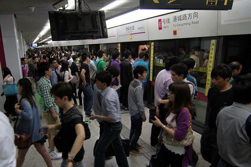 2013年5月28日,上班高峰時(shí)段的上海世紀(jì)大道地鐵站人山人海。新華社發(fā)(陳暐 攝)