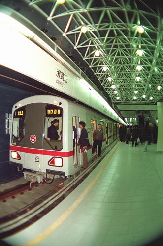 上海第一條地鐵1993年5月28日正式投入運(yùn)行。這是從德國(guó)進(jìn)口的上海地鐵1號(hào)線列車(資料圖片)。新華社發(fā)