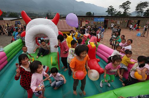 6月1日,在四川省雅安市龍門(mén)鄉(xiāng)地震災(zāi)區(qū),孩子們?cè)跉獯采贤嫠?。?dāng)日是“六一”國(guó)際兒童節(jié),四川蘆山龍門(mén)鄉(xiāng)地震災(zāi)區(qū)的孩子們?cè)谟沙啥架妳^(qū)空軍搭建的簡(jiǎn)易房?jī)和瘶?lè)園里追逐玩耍,歡度節(jié)日。新華社發(fā)(劉應(yīng)華 攝)