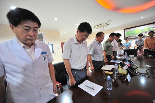 6月10日,在新聞發(fā)布會(huì)舉行前,全體與會(huì)人員向遇難者默哀。當(dāng)日,廈門市衛(wèi)生部門在廈門大學(xué)附屬第一醫(yī)院舉行新聞發(fā)布會(huì)。會(huì)上宣布,經(jīng)過(guò)搶救治療,9日1名傷員已經(jīng)出院,10日下午還將有1名傷員出院,其余傷者繼續(xù)在醫(yī)院接受救治。新華社記者 魏培全 攝