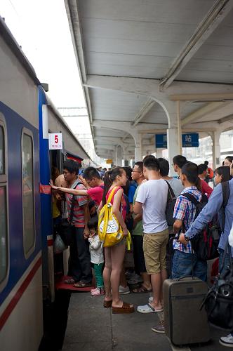 6月10日,旅客在南昌火車站排隊(duì)上車。新華社記者 胡晨歡 攝