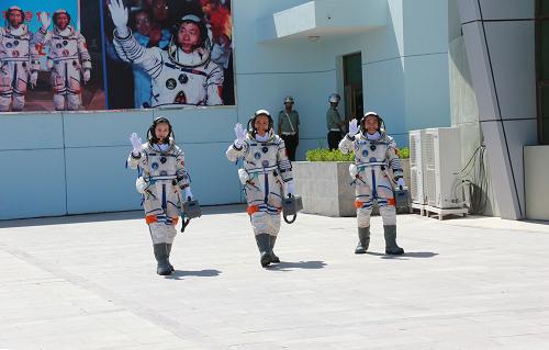 6月11日,神十航天員出征儀式在酒泉衛(wèi)星發(fā)射中心圓夢(mèng)園廣場(chǎng)舉行。這是航天員聶海勝、張曉光、王亞平走出問(wèn)天閣。新華社記者 李剛 攝