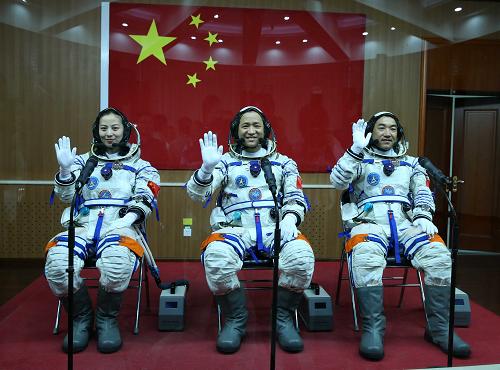 6月11日,神舟十號(hào)載人飛船航天員出征儀式在酒泉衛(wèi)星發(fā)射中心舉行。這是航天員聶海勝(中)、張曉光(右)和王亞平在出征儀式前揮手。新華社記者 龐興雷 攝